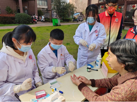 愛在三月學雷鋒，志愿服務暖人心——檢驗醫學院“紅醫薪火行動”（春和景明站）雷鋒月系列活動側記